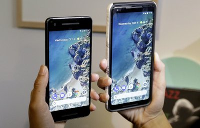 Google Pixel 2 (kairėje) ir Google Pixel 2 XL