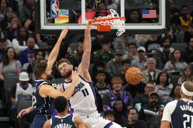 Sabonis ir „Kings“ slogią atkarpą nutraukė prieš smarkiai nukraujavusią „Mavericks“