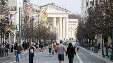 Vilnietė atliko eksperimentą – gatvėje nepažįstamoms moterims dalijo komplimentus: reakcijos atpirko viską