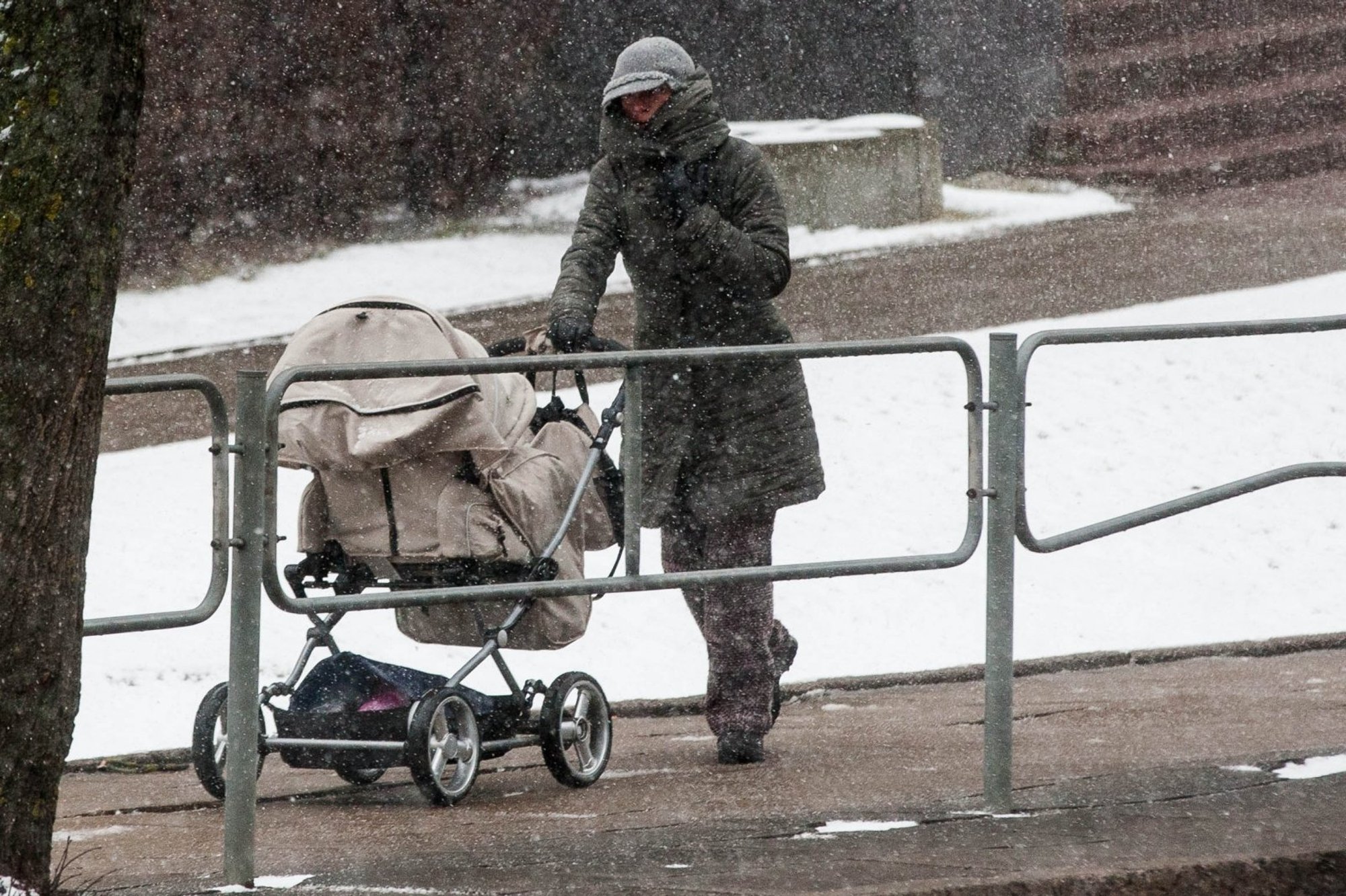 Žiemiškesni orai – jau pakeliui: skelbia, kada gali pasirodyti pirmasis sniegas Artimiausiomis dienomis Lietuvoje dar vyraus gana ramūs ir rudeniškai šilti orai, tačiau ilgainiui orai ims keistis. Sinoptikė Elvyra Latvėnaitė soc. tinkle "Facebook" skelbia, kad netrukus sulauksime lietaus, o kitą savaitę netgi galime sulaukti šlapdribos ar pasnyguriavimo.