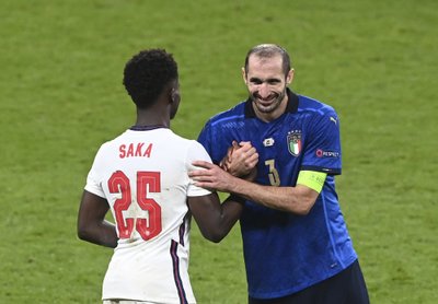 Giorgio Chiellini ir Bukayo Saka