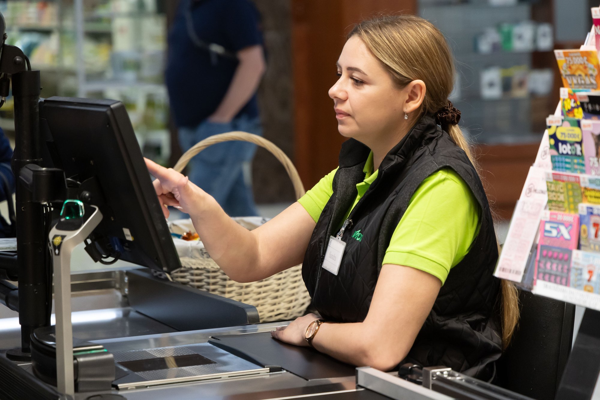 'Norfa' Leads Lithuanian Retail Wage Race Again, Competitors Lag Behind