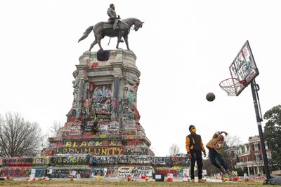 Kapsulėje aptikta kulkų, sagų, pinigų ir kitus daiktų iš 1861–1865 metais vykusio JAV pilietinio karo laikų.