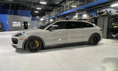 M. Zuckerbergas žmonai „Porsche Cayenne Turbo GT“ pavertė minivenu.