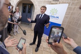 Ką jis sau galvoja? G-7 lyderiai suka galvas dėl Macrono