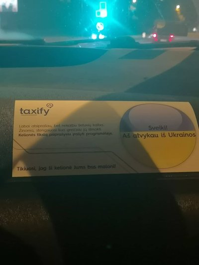 Lipdukas „Taxify“  automobilyje