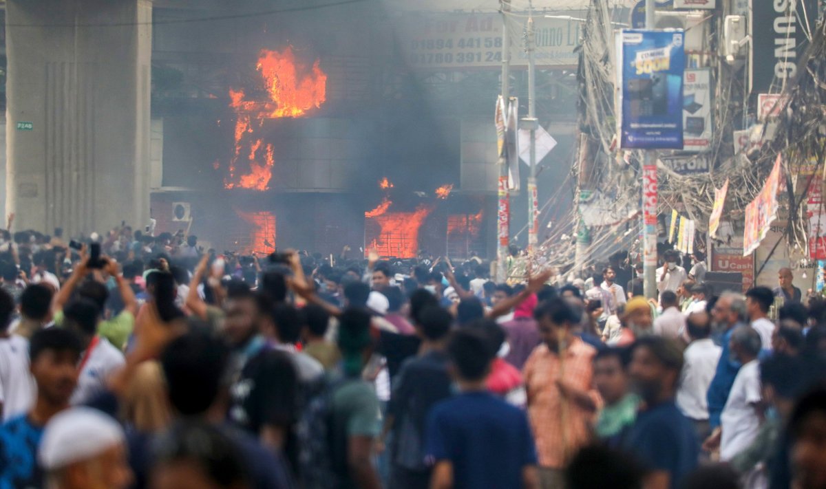 Protestuotojai Bangladeše šturmavo kalėjimą, išlaisvino „šimtus“ nuteistųjų