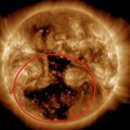 Tarnybos įspėja: Žemę netrukus užklups geomagnetinė audra – Saulės paviršiuje susiformavo milžiniška juoda dėmė
