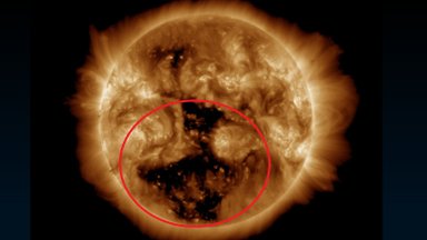 Tarnybos įspėja: Žemę netrukus užklups geomagnetinė audra – Saulės paviršiuje susiformavo milžiniška juoda dėmė
