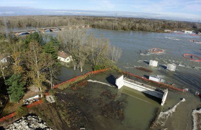 Italijos Vigevano regionas užlietas potvynio. Potvynis kilo po to, kai po stiprių liūčių upė Ticino išsiliejo iš krantų