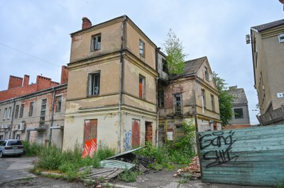 Savivaldybei ir teismams neprivertus šio namo šeimininkų tvarkytis, dabar tuo užsiims antstolis, įspėjantis apie pirmininkei gresiančią solidžią baudą.