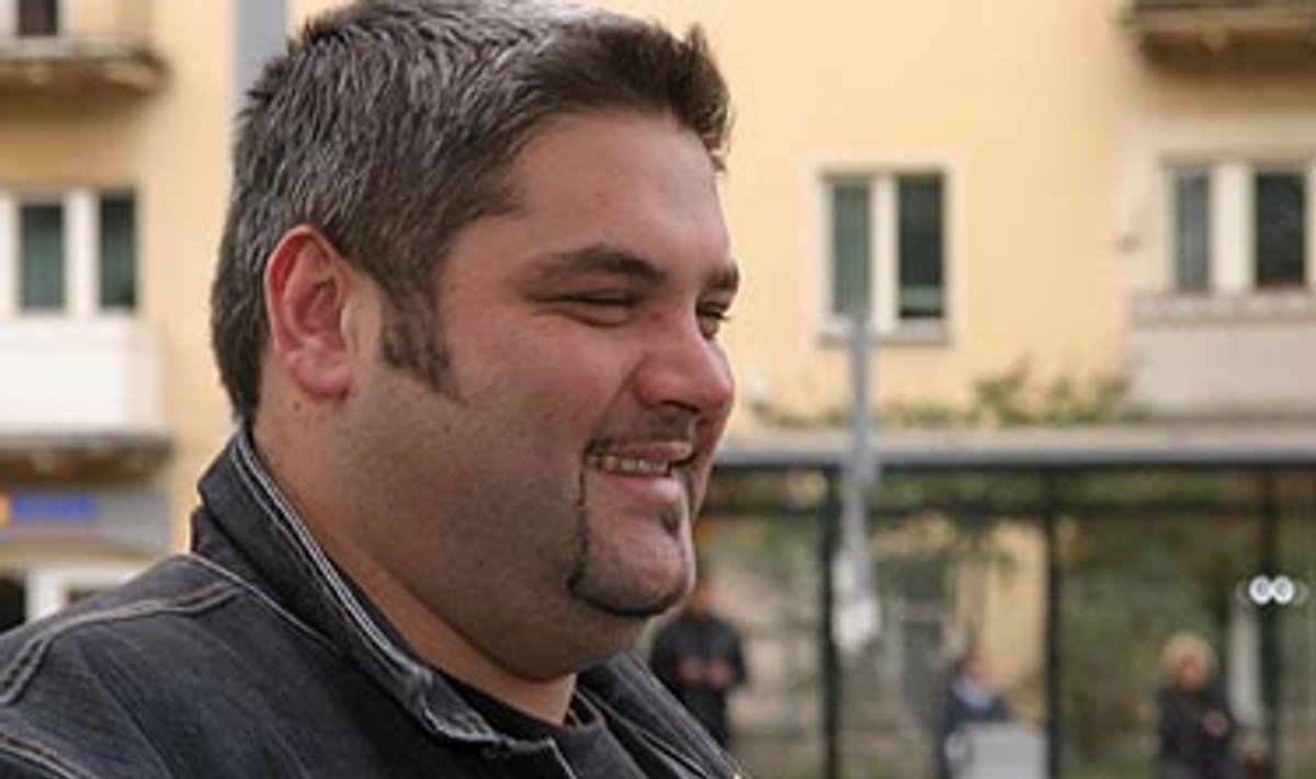 Cololo Malaizijoje Cololo mėgavosi gyvenimu ir bandė išsisukti nuo estiško ...