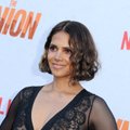 57-erių Halle Berry pozavo beveik nuoga: intymiausias vietas dengė... katės