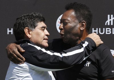 Šimtmečio geriausieji: D. Maradona ir Pelé 2016 m. Paryžiuje. „Myliu Tave, Diego, – rašė Pelé po jo mirties. – Kažkada žaisime futbolą danguje, vienoje komandoje.“ / 2016 m. birželio 9 d.