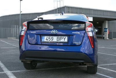 Išsiskirianti iš kitų, bet atpažįstama "Toyota"