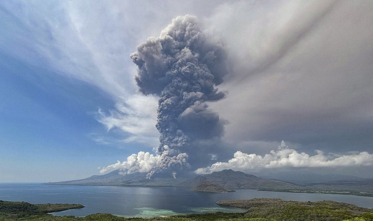 Indonezijoje išsiveržus ugnikalniui sutriko tarptautiniai skrydžiai