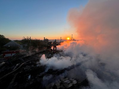 Ukrainos ugniagesiai gesina gyvenamąjį namą po Rusijos atakos. Bakhmutas, Donecko sritis, Ukraina. 2022 rugsėjo 5 d. 