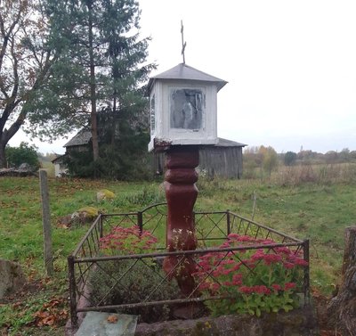 Koplytstulpis su skulptūromis Degučių II kaime, Laukuvos seniūnijoje, Šilalės rajone