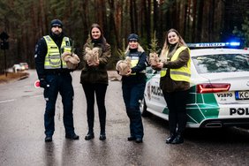 Lietuvos policija neliko abejinga: vairuotojus pradžiugino nemokamai dalindami eglutes