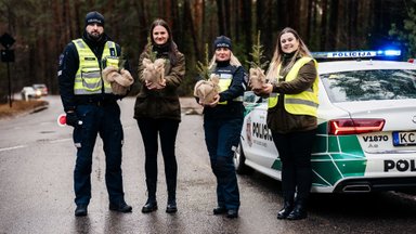 Lietuvos policija neliko abejinga: vairuotojus pradžiugino nemokamai dalindami eglutes