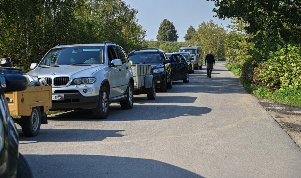 Eilės prie atliekų surinkimo aikštelės