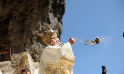 Krikščionių ortodoksų dvasinis lyderis Bartolomėjus I aukoja mišias Sumelos vienuolyne, Turkijoje