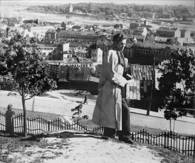 Zenonas Varnauskas Kauno panoramos fone apie 1942 m.