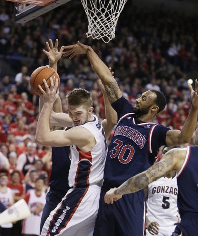 Domantas Sabonis kovoja su dviem varžovais