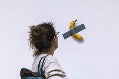 Prie sienos lipnia juosta priklijuotas bananas aukcione parduotas už 6,2 mln. dolerių