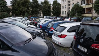 Kol automobiliais prigrūsti kiemai gyventojus varo iš proto, urbanistas sako žinantis sprendimo būdų: reikia tik daryti