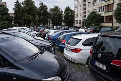 Automobiliai daugiabučių kiemuose