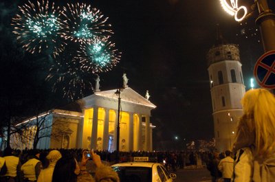 Šventiniai fejerverkai Naujųjų Metų naktį sostinės Katedros aikštėje.Tomo Bauro (ELTA) nuotr