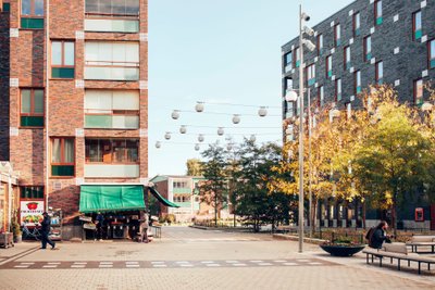 Naujai pertvarkomame modernistiniame Malmės rajone Holma, tankinant sukuriami ne tik nauji būstai bet ir naujos galimybės vietos verslams, paslaugoms, bendruomenės susibūrimams, kultūrai.