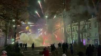 Šeštą naktį iš eilės – protestai Tbilisyje: policija panaudojo vandens patranką ir ašarines dujas 