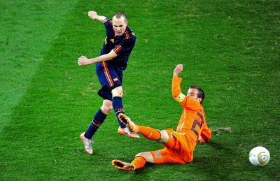 Andresas Iniesta prieš Rafaelį van der Vaartą 2010-aisiais