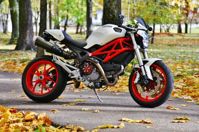 2010 m. gamybos "Ducati Monster 1100 ABS"