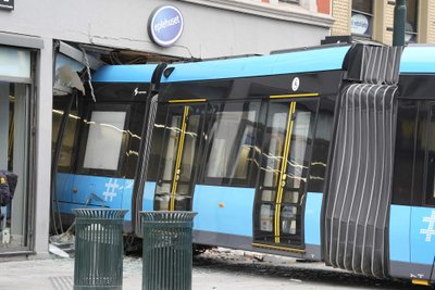 Tramvajus rėžėsi į „Apple“ parduotuvę Oslo centre