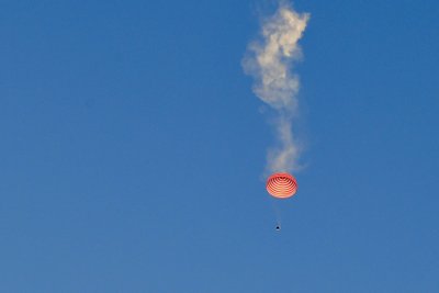 Kinijos astronautai grįžo į Žemę.