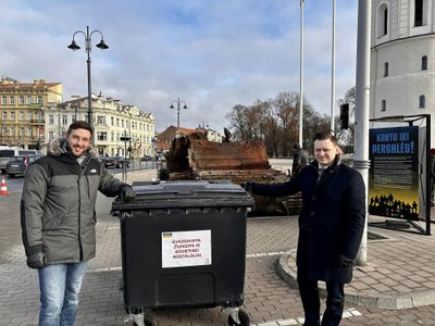 Konteineris prie Ukrainoje nukauto tanko, demonstruojamo Katedros aikštėje, Vilniuje