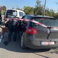 Kelių policija persekiojo vogtą automobilį – vienam iš bėglių gaudynės baigėsi pelkėje