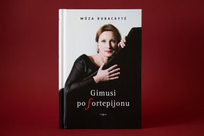 Mūzos Rubackytės autobiografinė knyga „Gimusi po fortepijonu“