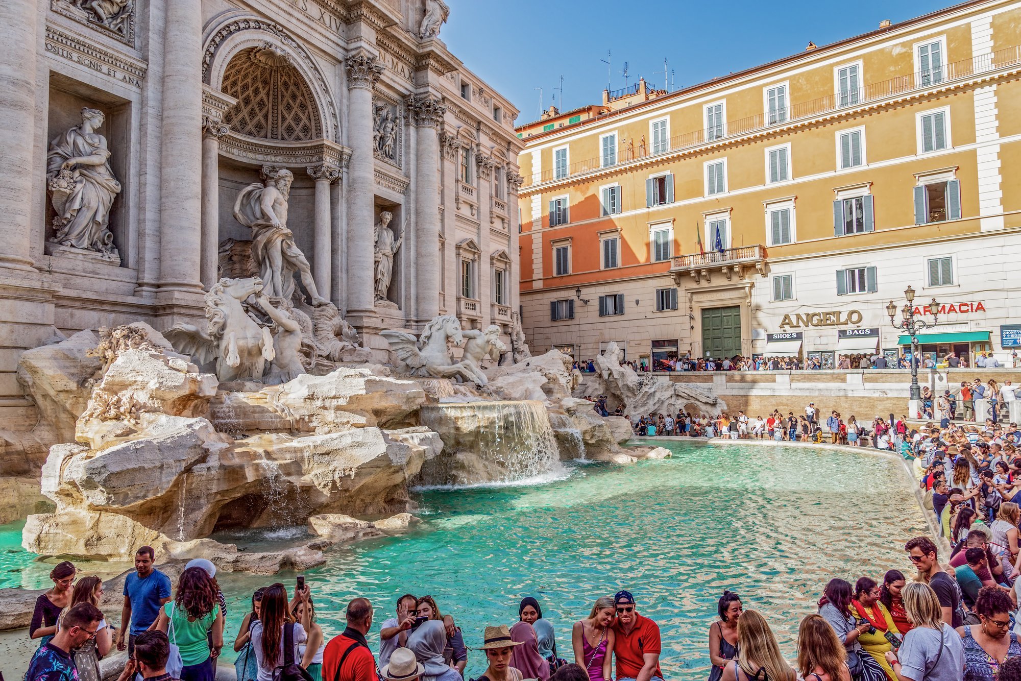 Kasmet turistai į Trevi fontaną įmeta daugiau nei 1 mln. eurų: kur ...