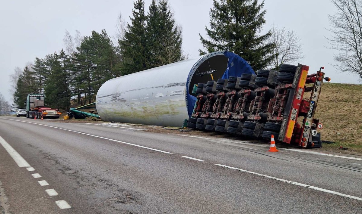 Plungės rajone nuvirto negabaritinis krovinys