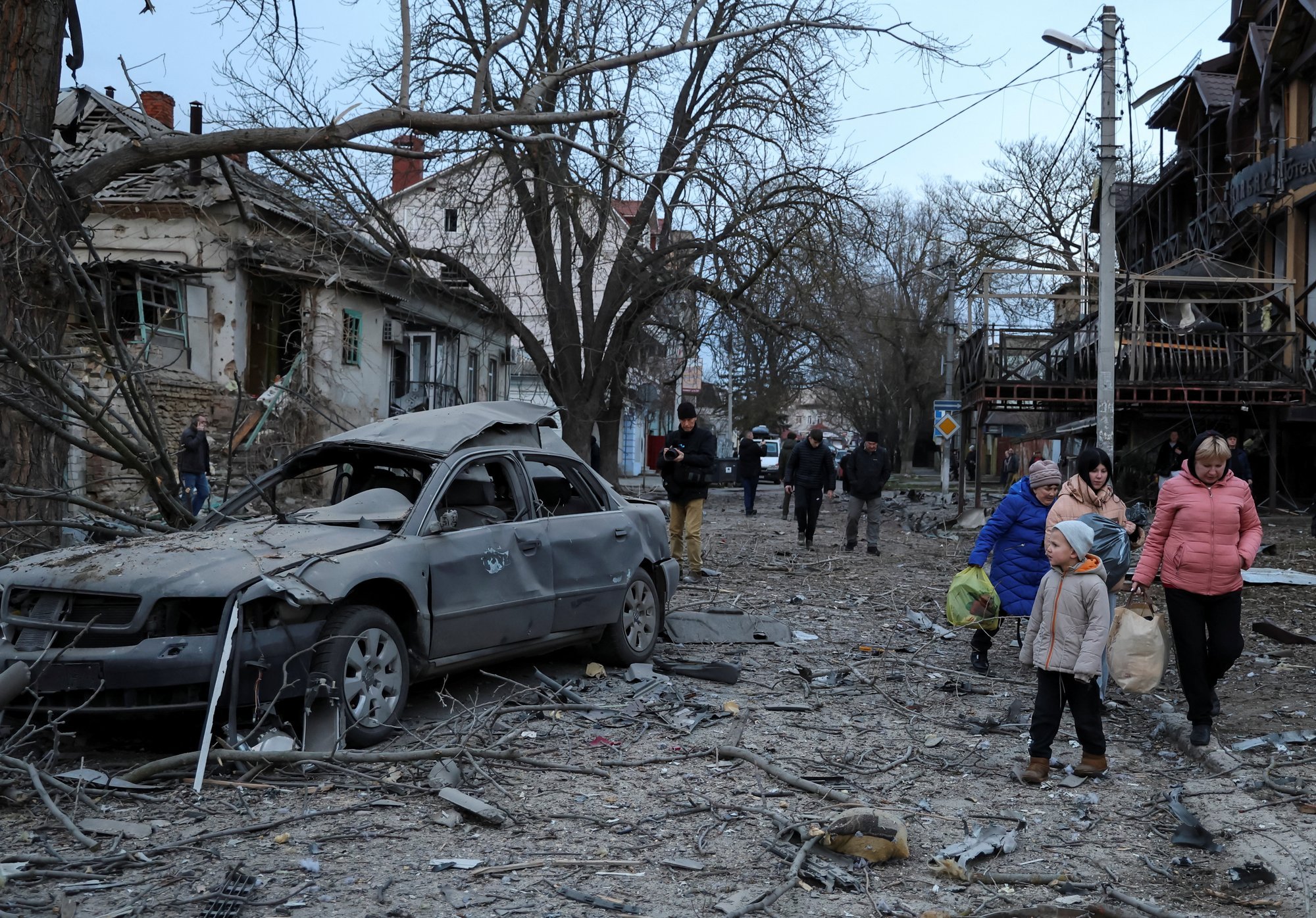 Ukrainian Demining Expert Killed in Russian Strike in Kherson