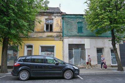 Savivaldybei ir teismams neprivertus šio namo šeimininkų tvarkytis, dabar tuo užsiims antstolis, įspėjantis apie pirmininkei gresiančią solidžią baudą.