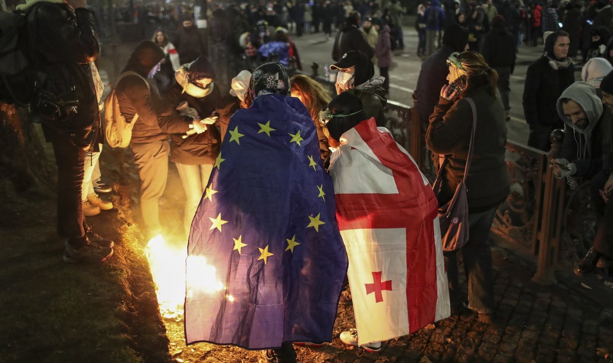 Sakartvele septintą vakarą iš eilės tęsėsi protestai