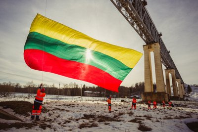 Trispalvė ant aukščiausio Lietuvos tilto