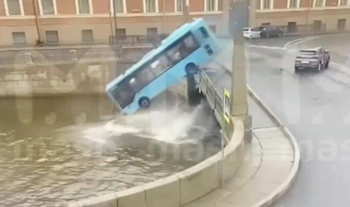 Užfiksuota, kaip Sankt Peterburge autobusas su keleiviais įkrito į upę