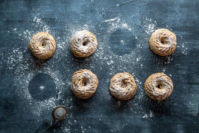 Plikytos tešlos pyragėliai „Paris Brest“ su šokoladiniu kremu