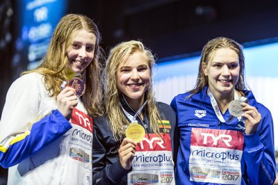 Sophie Hannson (kairėje), Rūta Meilutytė, Jenna Laukkanen